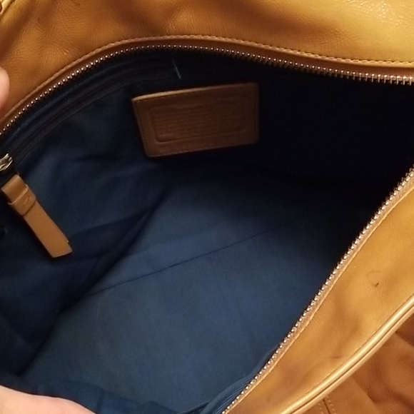 Coach F13761 tan patent leather purse! - Picture 9 of 10